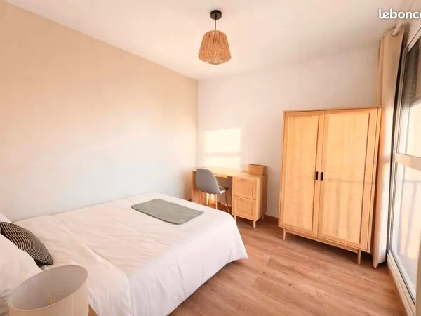 Chambre meublée en colocation féminine