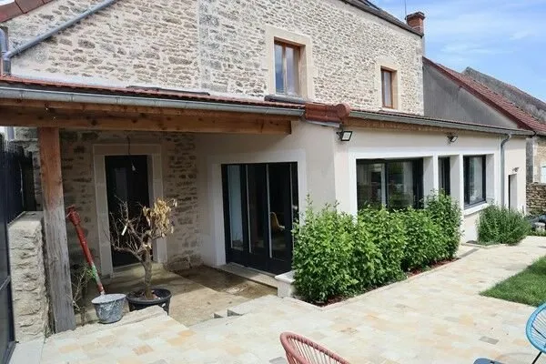 Venez découvrir cet ensemble immobilier comprenant une magnifique maison familiale de 197 m² rénovée