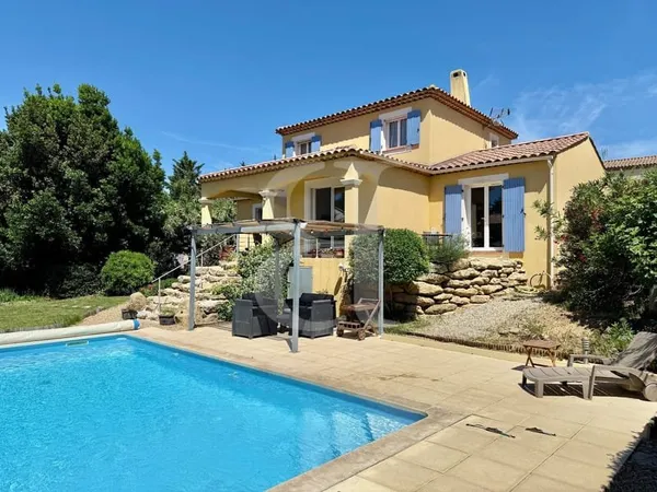 Agréable villa avec piscine à pied du centre de Maussane-les-A