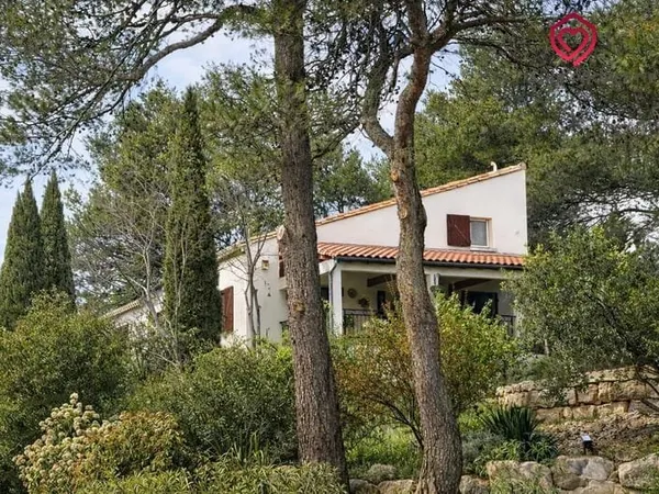 Villa avec piscine et jolies vues