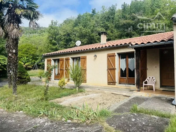 Propriété avec un magnifique terrain arboré et ruisseau proche de toutes commodités