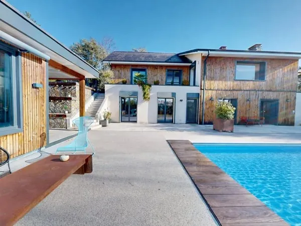 Saint Priest en Jarez, belle villa avec piscine.
