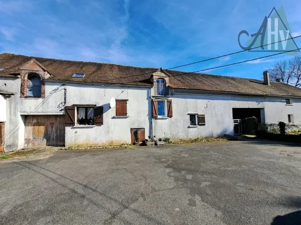 Proche CHEROY - Immeuble avec 3 appartements loués, grange,