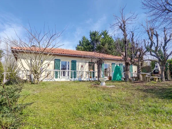 Maison traditionnelle de 150 M2 habitables plus 1 appartement de 50 M2 en semi sous-sol, 3000 M2 de 