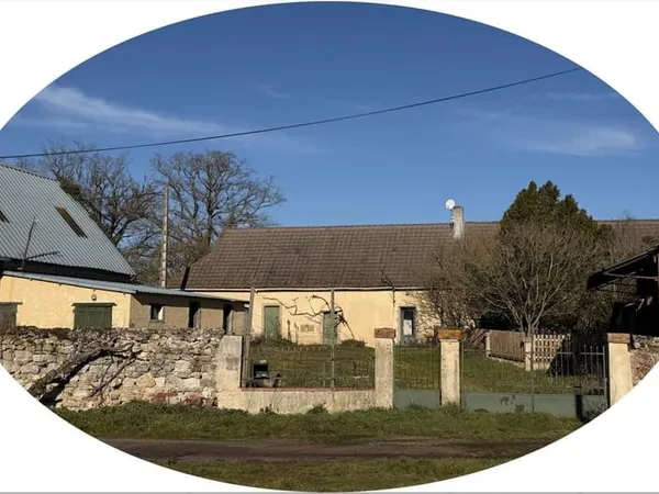 Auv 1210 : Beau projet de rénovation : ferme sur plus de 28 Ha