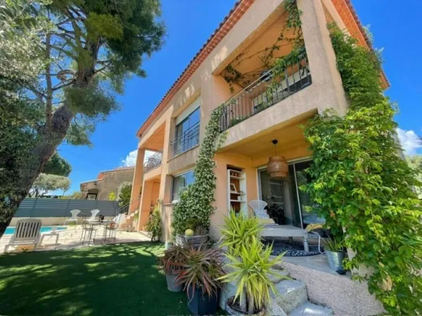 Vends villa, avec piscine , vue mer sur deux niveaux secteur Allauch