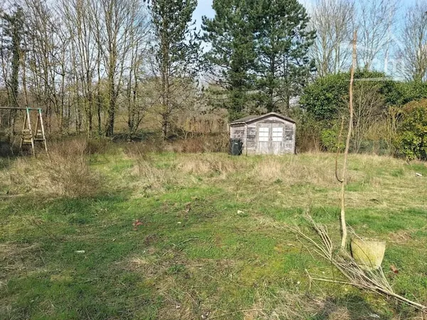 Terrain constructible dans zone résidentielle