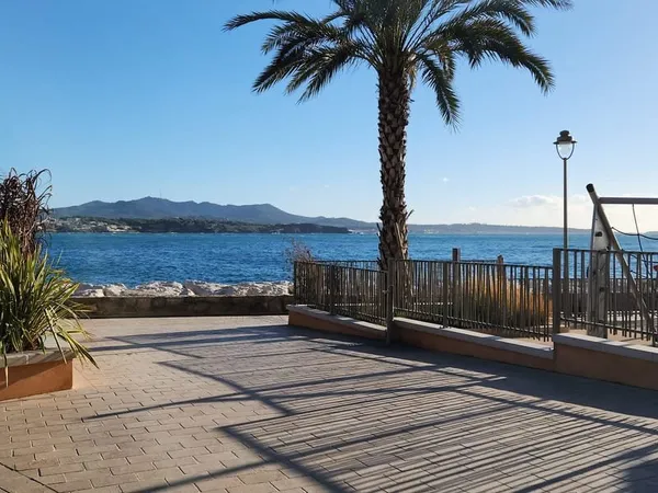 Appartement idéalement situé à Sanary-sur-Mer T4 avec terrasses et belles prestations -AVP IMMO