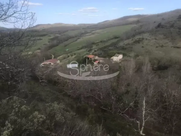 Propriété sur 100 ha avec bâtiment et maison