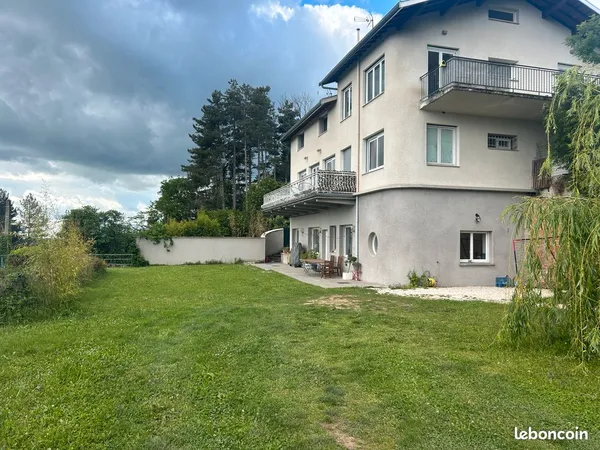 Appartement de plain pied avec grand jardin dans charmante copropriété de trois lots