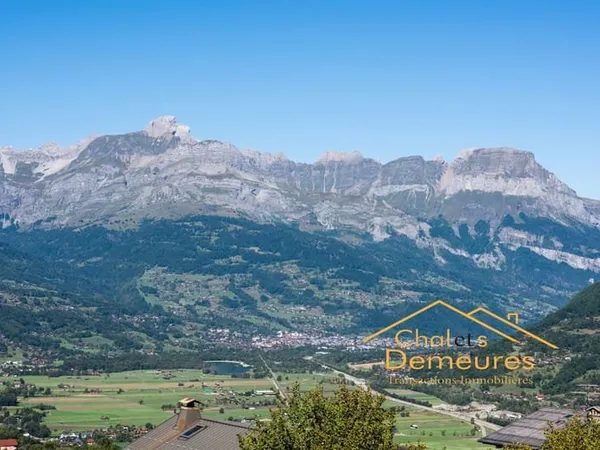 Terrain dominant le village