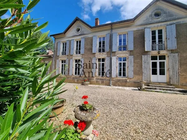 Entre Charente et Dordogne Grande Demeure de famille à rénover