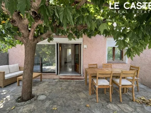 Maison de ville à rénover avec terrasse et cour