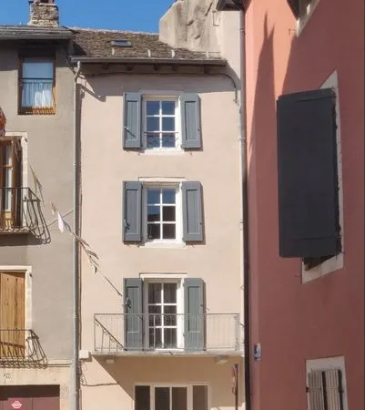 Maison de ville, rénovée, lumineuse, agréable, centre ville