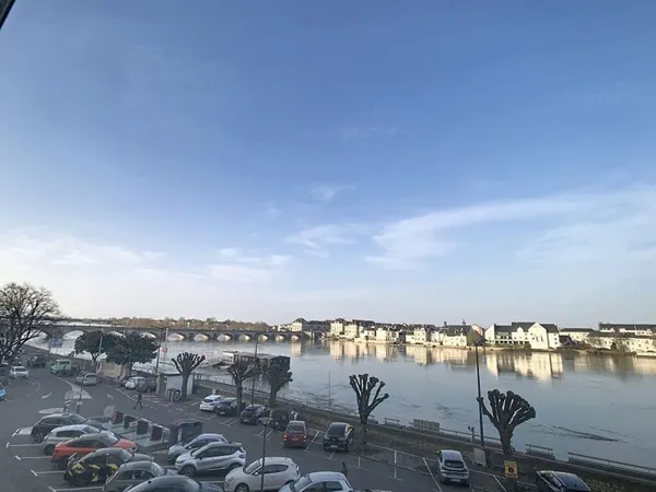 Saumur centre-ville : appartement vue sur Loire, de standing 3 chambres , parking et cave