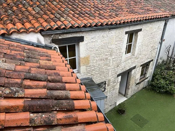 Local 8 pièces 144 m²