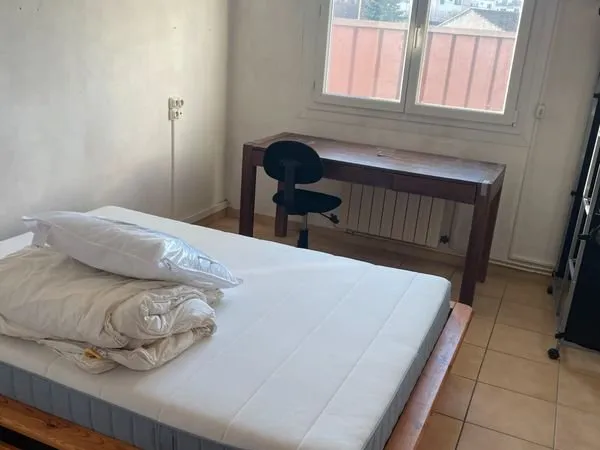 Grande chambre climatisée en colocation