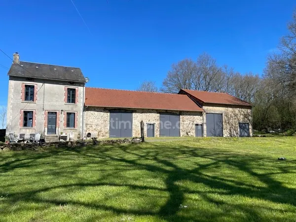 Maison en pierre avec granges et 3000 m2 de terrain