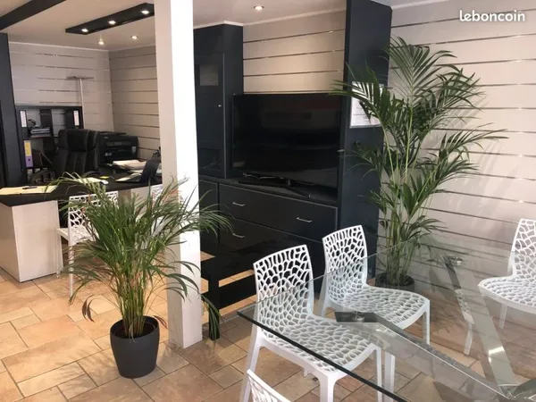 A louer - Local commercial avec studio de fonction - 640 CC/mois