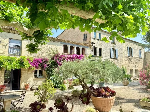 Charme, volumes et dépendances.