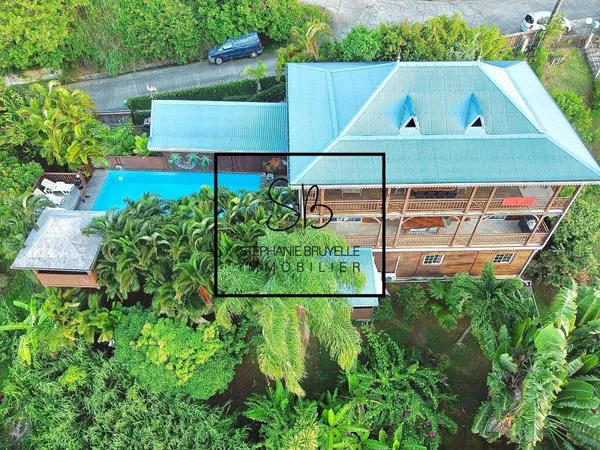 LA TRINITE : Exclusivité, la mer à pied pour cette villa compo