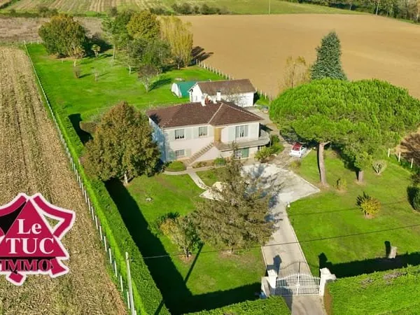 Maison 4 chambres, double garage et terrain 5750 m2