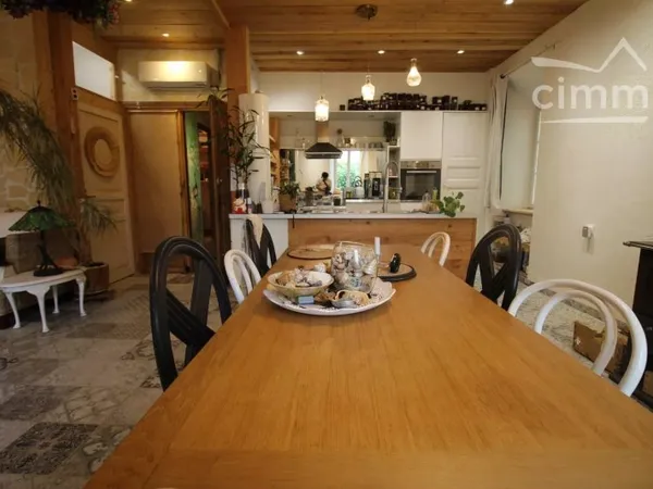 A vendre grande maison de ville entièrement rénovée avec un jardin