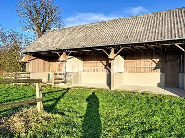 HANGAR AVEC BOX A CHEVAUX 130 M2 SUR TERRAIN 13795 M2