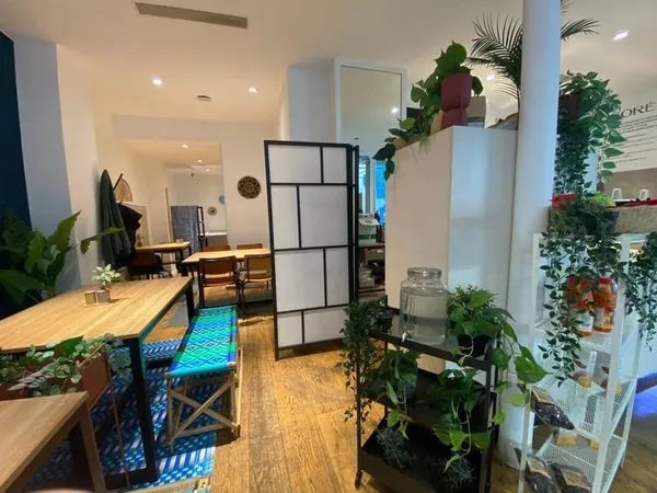 Local 83 m²