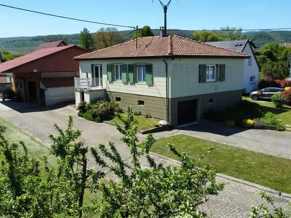 MAISON DE PLAIN-PIED rénovée de 97 m2 avec dépendance