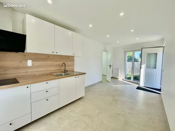 Maison de 35m² avec jardin et place de parking, centre-ville, proche de la gare de Dreux