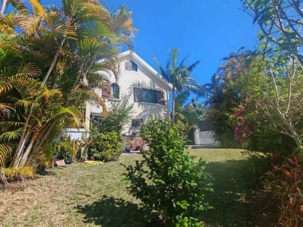 villa dans un écrin de verdure