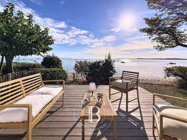 MAISON EN PREMIÈRE LIGNE AVEC VUE PANORAMIQUE ET DÉPENDANCE À ARÈS, SUR LE BASSIN D'ARCACHON