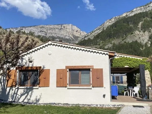 Maison avec terrasse couverte, jardin, garage et ateliers