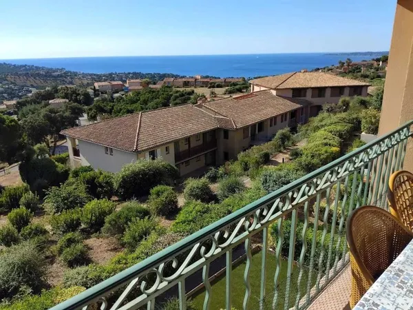LES ISSAMBRES – APPARTEMENT T2 – VUE PANORAMIQUE MER – PISCINE – BOULODROME – PARKING