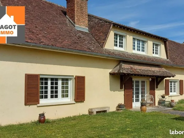 MONTAULIN . Grande maison à rénover de 240 m² avec garage + atelier