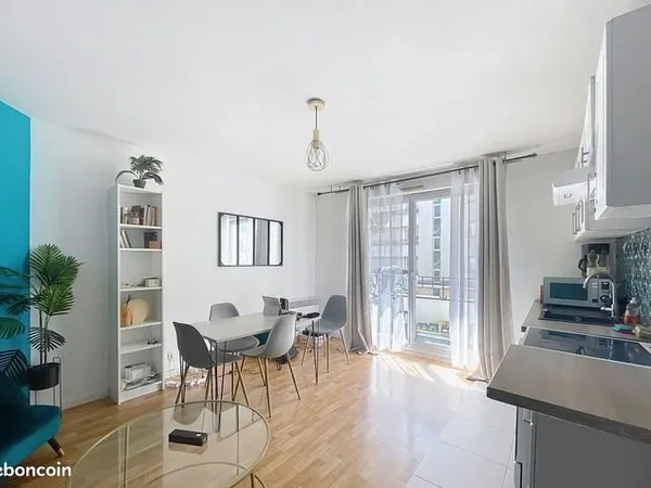 Chambre disponible - 2 min à pied du RER A