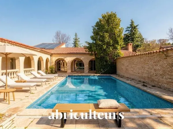 Propriété de caractère rénovée 245 m² - Terrain 3800 m² avec piscine et studio - Fuveau