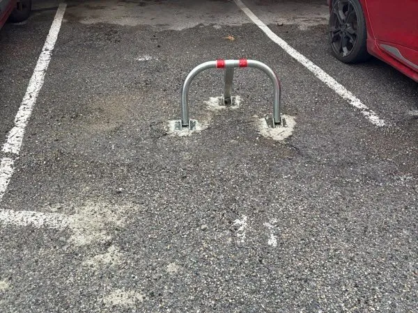 Place de parking privée avec arceau - sécurisée
