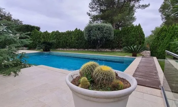 SUPERBE VILLA CONTEMPORAINE DANS UN ENVIRONNEMENT PRIVILEGIE