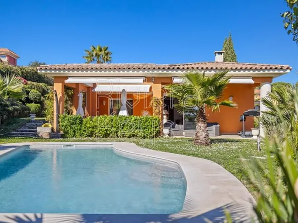 MANDELIEU - Minelle : Élégante villa dans domaine privé et sécurisé avec piscine