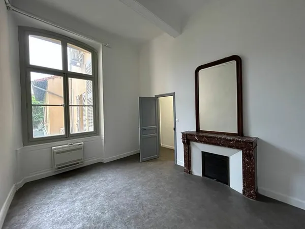 Bureaux sur le Cours Mirabeau au 1er étage dans immeuble de prestige