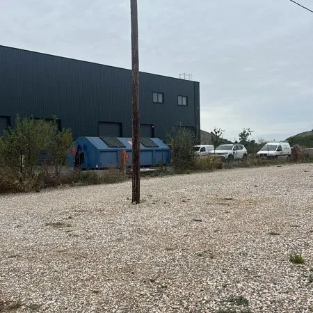À vendre terrain de 975 m2 pour stationnement
