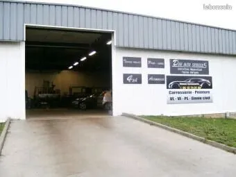 Local commercial 600m², bâtiment industriel, hall de stockage