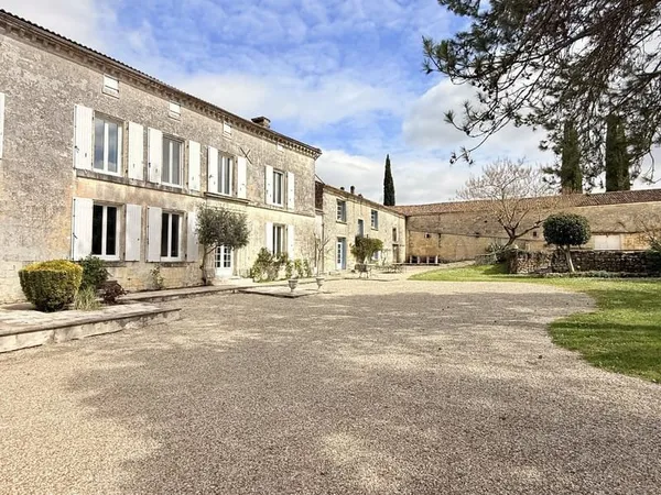 Maison et villa de prestige Vente Châteauneuf-sur-Charente 12p 271m² 561750€