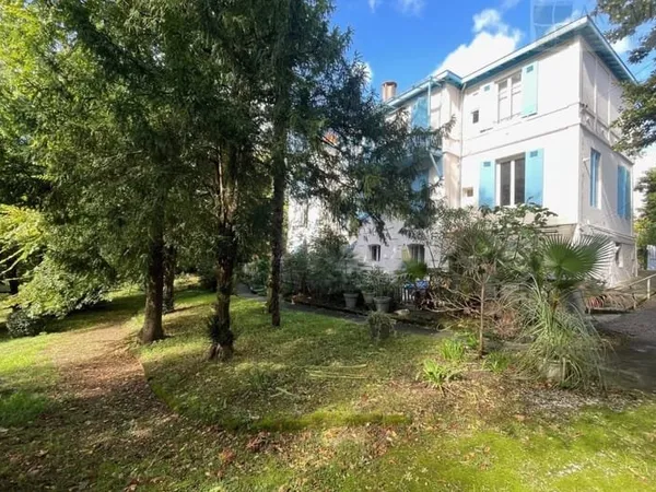 Dans le centre ville, au coeur d'une villa arcachonnaise de 1863