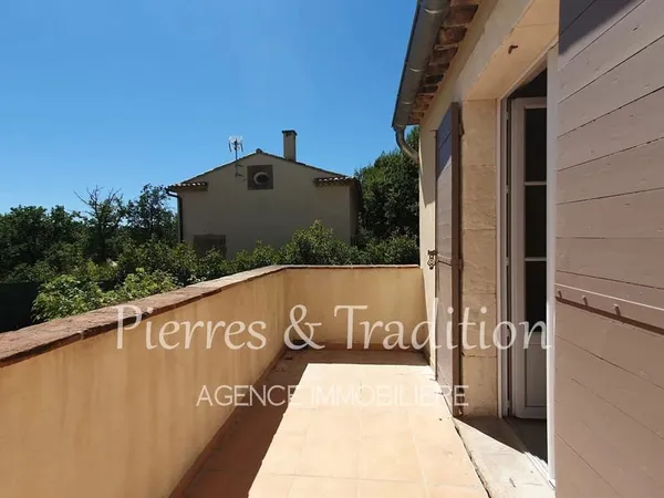 Joli duplex de type T2, entièrement rénové avec terrasse, jardinet et parking extérieur à louer