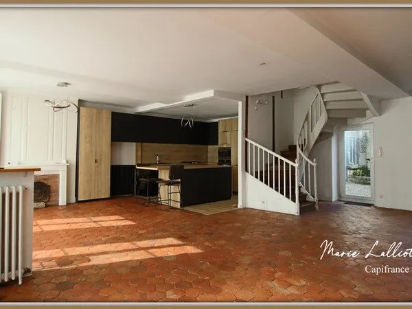 Dpt Loiret (45), à vendre coeur de ville PUISEAUX, 191m², 5 chambres, cour, pierres, poutres, tomett