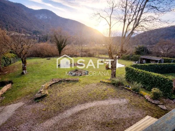 Maison avec joli terrain