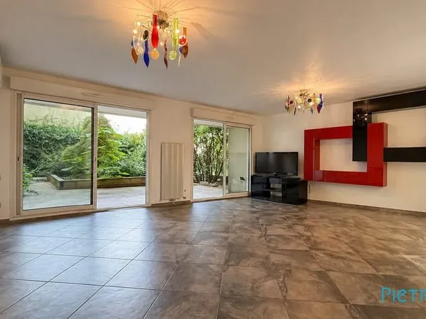 Maison de ville contemporaine avec jardin et garage